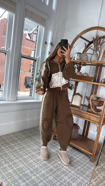 POL: Studded Jogger, Chocolate